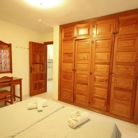 Two Bedroom In Beachfront Complex With Pool In Playa De Americas. Appartement Playa de las Américas